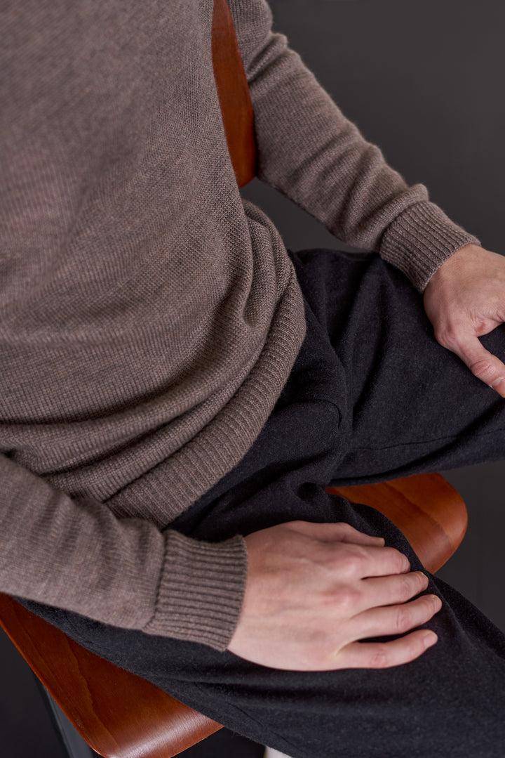 About Companions Morten Merinowolle-Pullover taupe meliert – Strickdetail und Bündchen